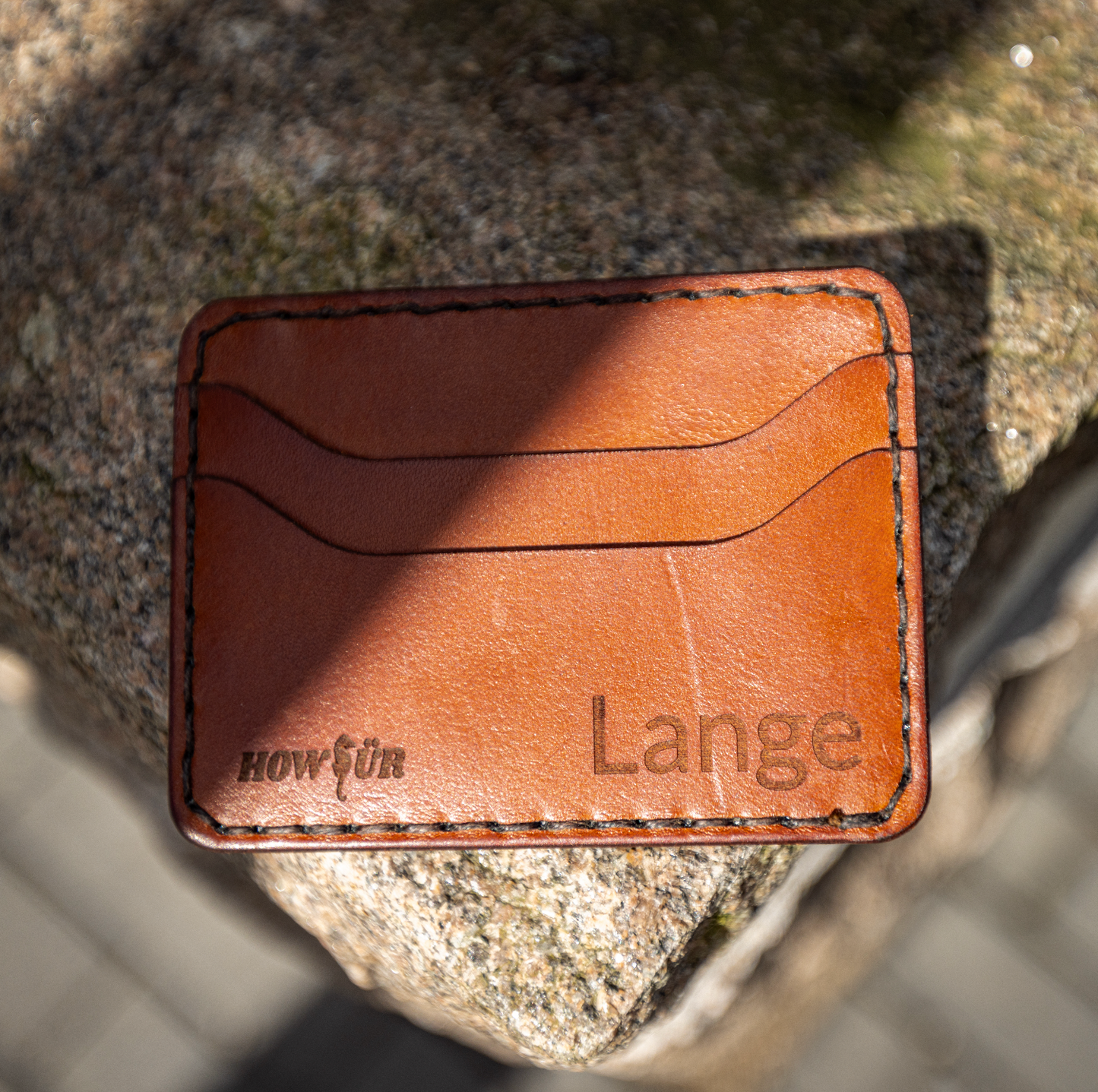 Håndsyet læderkortholder med navn